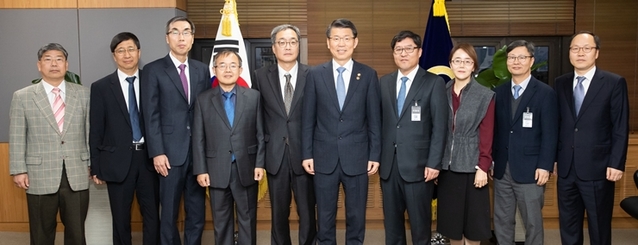 ▲ 은성수 금융위원장(왼쪽 여섯째)과 송의영 공적자금관리위원회 민간위원장(왼쪽 다섯째)을 비롯한 민간위원들이 기념사진을 찍고 있다.ⓒ금융위원회