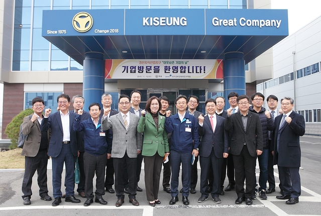 ▲ 대구경북경제자유구역청이 13일 한국생산기술연구원 건설기계기술센터에서 경산지식산업지구 ‘혁신생태계 협의회’를 발족한 가운데 기업 현장 방문에서 기념사진을 찍고 있다.ⓒ대경경자청