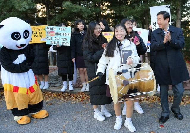 ▲ 14일 오전, 조길형 충주시장(오른쪽)이 대학수학능력시험이 치뤄지는 충북도교육청 제57시험지구 제4시험장인 충주예성여고를 찾아 수험생과 학부모를 격려하고 있다.ⓒ충주시