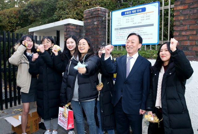 ▲ 설동호 대전교육감이 14일 수능일 아침 충남여고를 찾아가 수능 응시생과 파이팅을 외치고 있다.ⓒ대전교육청