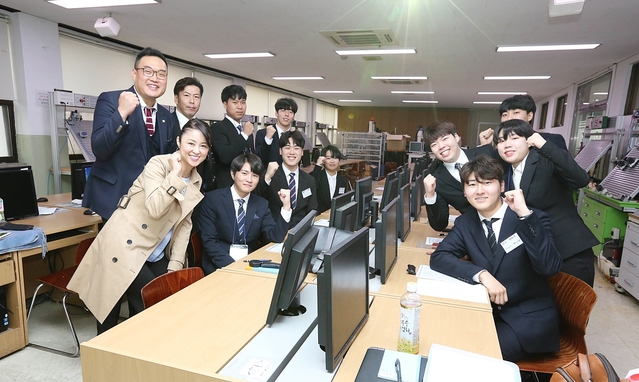 ▲ 영진전문대 일본전기반 1기 및 졸업예정자들이 일본 호쿠타쿠 취업 내정 후 12일 대학 강의실에서 회사와 일본생활에 대한 안내를 받았다.ⓒ영진전문대