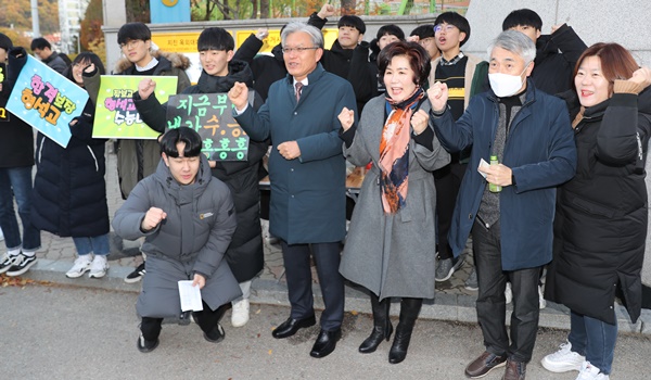 ▲ 장선배 충북도의회 의장과 이숙애 교육위원장이 14일 주성고 정문에서 2020대학수학능력시험 응시생들을 응원하고 있다.ⓒ충북도의회