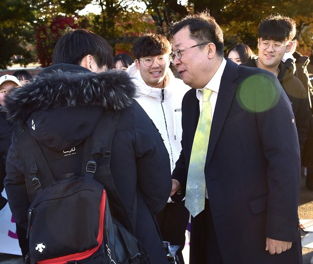 ▲ 14일 이상천 제천시장(오른쪽)이 대학수능시험이 치러지는 제천고등학교 정문 앞에서 수험생을 격려하고 있다.ⓒ제천시