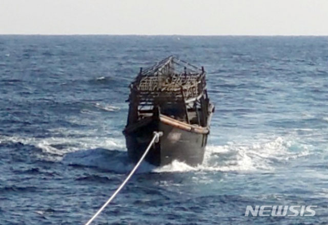 ▲ 귀순의사를 밝힌 북한 선원들을 몰래 강제북송하려던 사실이 드러나자 정부가 이들이 타고 왔다고 공개한 어선. ⓒ뉴시스. 무단전재 및 재배포 금지.