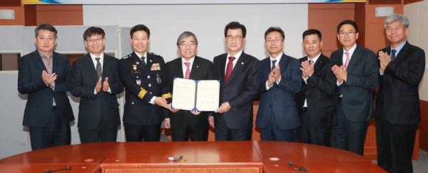 ▲ 충북도와 금융감독원, 충북지방경찰청은 14일 충북도청 소회의실에서 이시종 충북도지사, 윤석헌 금융감독원장, 노승일 충북지방경찰청장 등이 참석한 가운데 ‘금융사기 피해예방을 위한 업무협약’을 체결했다.ⓒ충북도