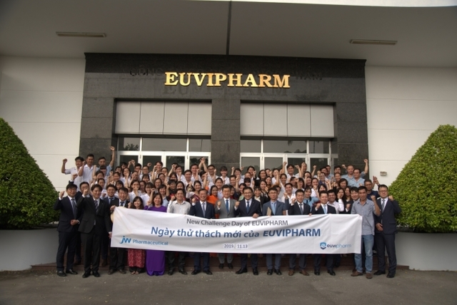 ▲ JW중외제약은 지난 13일 베트남 롱안성에서 유비팜 출범식을 개최했다. ⓒJW중외제약