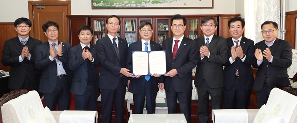 ▲ ㈜녹십자웰빙은 14일 충북도 음성군과 투자협약을 맺고, 오는 2021년까지 1100억 원을 투자해 혁신도시내 3만3000㎡의 부지에 연면적 1만8000㎡의 공장을 신축해 300여 명을 고용할 예정이다.ⓒ충북도