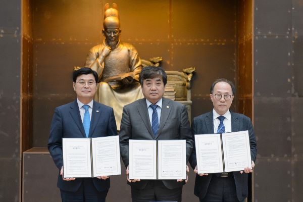 ▲ 세종시가 14일 시청 중앙정원에서 방송통신위원회와 시청자미디어재단 간 ‘업무협약’을 가졌다.ⓒ세종시