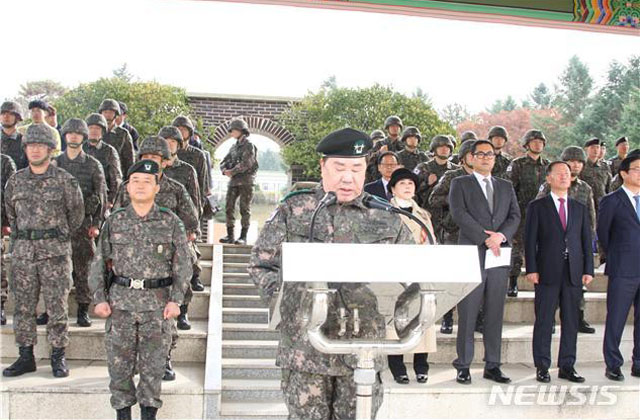 ▲ 사열을 한 뒤 장병들을 모아 놓고 연설하는 우오현 SM그룹 회장. ⓒ뉴시스. 무단전재 및 재배포 금지.