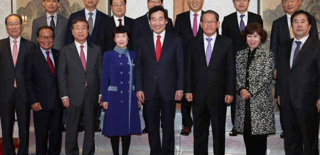 ▲ 지난해 12월 중견기업 연합회 관계자들과 이낙연 총리의 막걸리 파티 당시. 맨 오른쪽이 우오현 회장이다. ⓒ연합뉴스. 무단전재 및 재배포 금지.