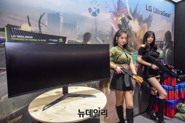 ▲ LG전자가 선보이는 '울트라기어' 게이밍 모니터