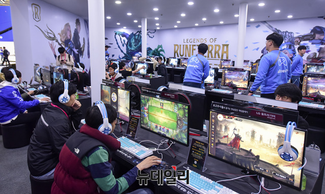 ▲ LG전자가 선보이는 '울트라기어' 게이밍 모니터