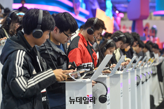 ▲ 지스타 참가자들이 게임을 체험해보고 있다.