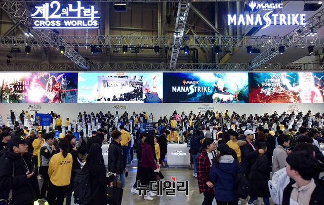 ▲ 넷마블이 4종 신작 '3: 스틸 얼라이브', '매직: 마나스트라이크', '세븐나이츠 레볼루션', '제2의 나라'를 선보이고 있다.