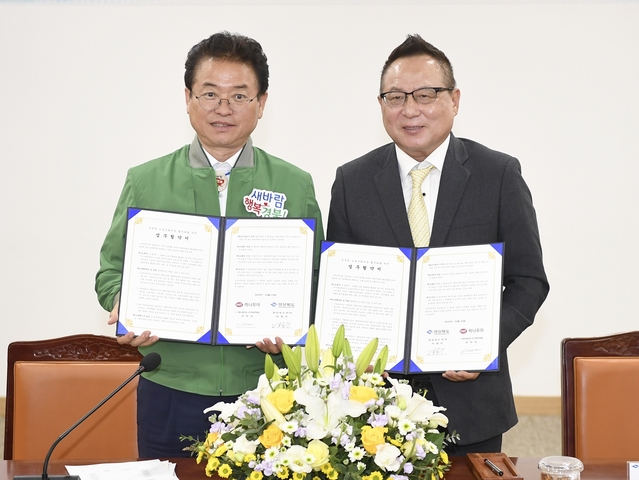▲ 이철우 경북도지사(왼쪽)가 14일 도청 회의실에서 ㈜하나투어와 ‘경북형 소셜문화관광 활성화를 위한 업무협약’을 체결했다.ⓒ경북도