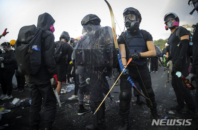 ▲ 투명 방패와 화살을 든 시위대. ⓒ뉴시스. 무단전재 및 재배포 금지.