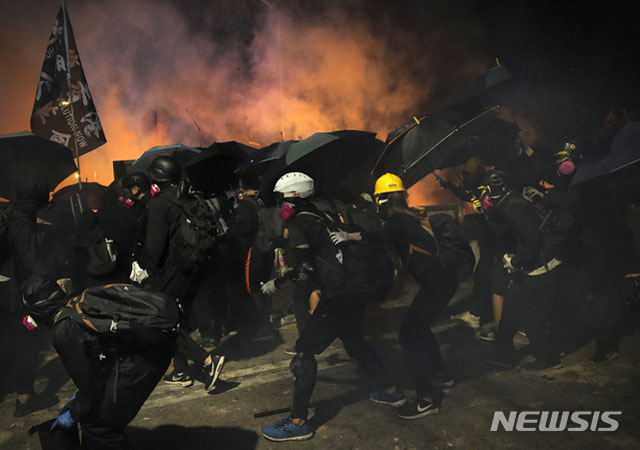 ▲ 지난 13일 밤 홍콩 중문대 주변에서는 공성전이 벌어졌다. ⓒ뉴시스 AP. 무단전재 및 재배포 금지.