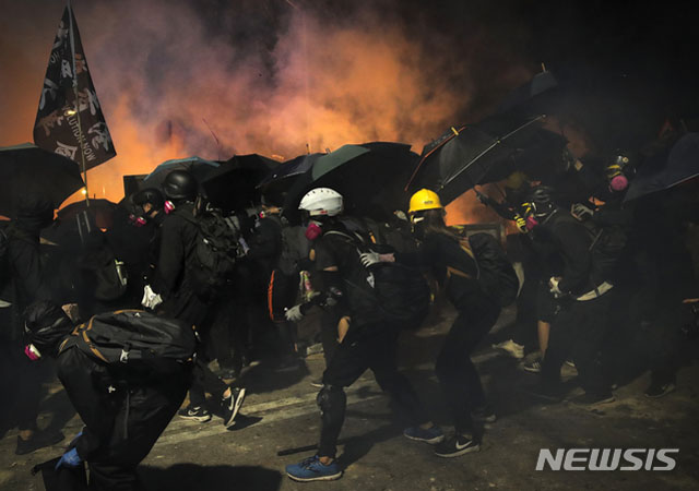 ▲ 지난 13일 밤 홍콩 중문대 주변에서는 공성전이 벌어졌다. ⓒ뉴시스 AP. 무단전재 및 재배포 금지.