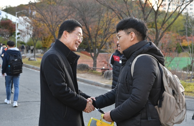 ▲ 임종식 교육감이 포항고등학교를 찾아 수험생을 격려하고 있다.ⓒ경북교육청