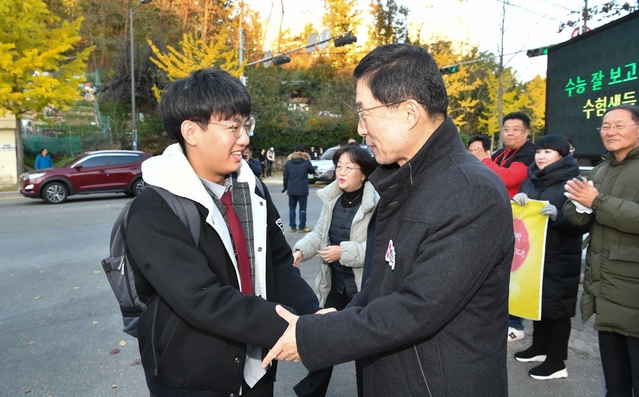 ▲ 임종식 교육감은 수능 당일 포항고등학교를 찾아 수험생을 격려하면서 “그 동안 열심히 공부한 수험생들이 좋은 결과를 얻기를 바란다”고 격려했다.ⓒ경북교육청