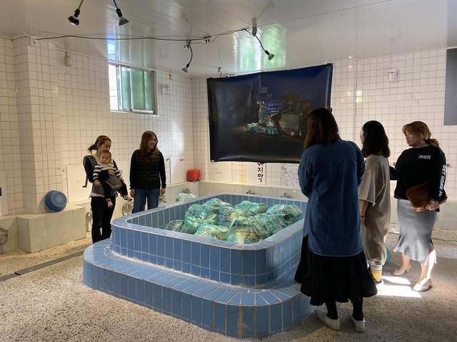 ▲ 정민규 작가의 작품을 관람하는 의성군민들.ⓒ의성군