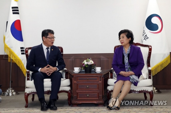 ▲ 김연철 통일부 장관(왼쪽)과 현정은 현대그룹 회장(오른쪽)이 지난 14일 금강산 관광 해법에 대해 의견을 나눴다.ⓒ연합뉴스