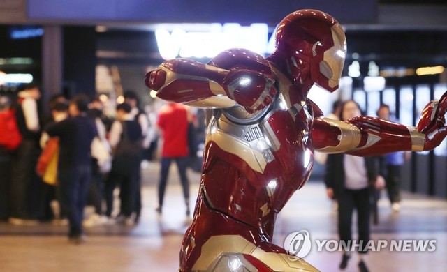 사진은 영화 '어벤져스: 엔드게임'이 개봉한 지난 4월 24일 서울 시내 한 영화관에서 시민들이 영화 관람을 위해 기다리는 모습.ⓒ연합뉴스