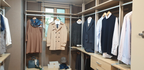 ▲ 일부타입을 제외한 전 가구 4베이·4룸 설계로 안방 드레스룸에도 창문이 설치돼 있다. = 박지영 기자