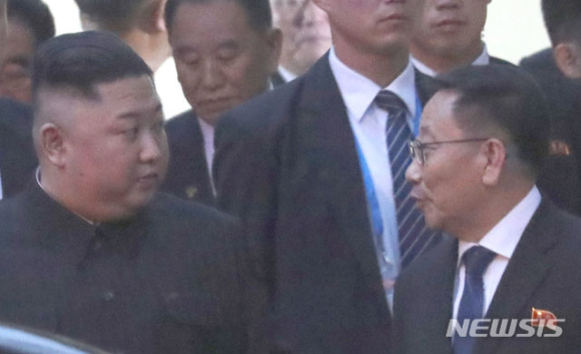 ▲ 지난 2월 베트남 하노이 미북정상회담 당시 김정은과 이야기하는 김명길 당시 베트남 주재 대사. ⓒ뉴시스. 무단전재 및 재배포 금지.