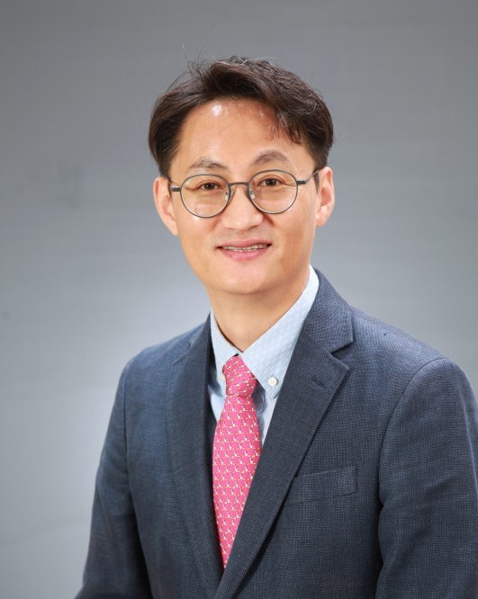 ▲ 이형우 한국교통대 교수가 ‘2019년 한국철도학회 추계학술대회’에서 철도차량시스템공학과 철도추진분야에 대한 지속적인 학술연구와 논문발표 등의 공로와 함께 최우수 논문상을 받았다.ⓒ한국교통대
