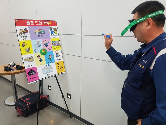 ▲ 달성군보건소가 지난 13일 음주폐해예방의 달을 맞아 경창산업 공장에서 직원 100여명을 대상으로 직장 내 건전한 음주문화 조성을 위한 절주 캠페인‘흔들리지 않는 달성’을 실시했다.ⓒ달성군