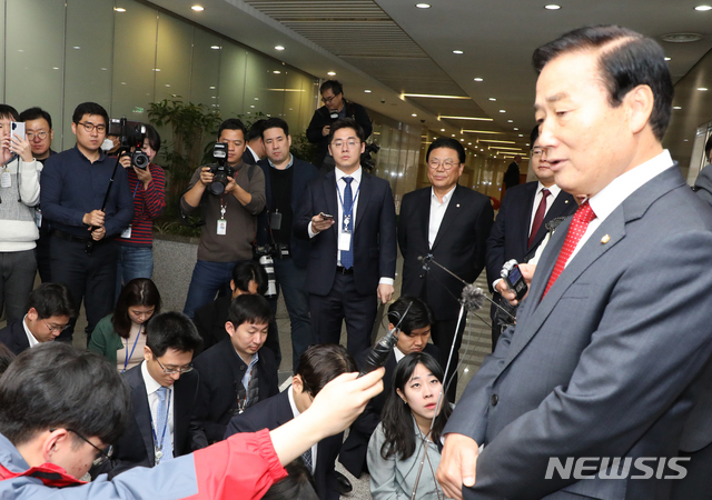 ▲ 김성찬 자유한국당 의원이 15일 오전 서울 여의도 국회 정론관에서 불출마 선언 기자회견을 마치고 나와 기자들의 질문에 답하고 있다. ⓒ뉴시스