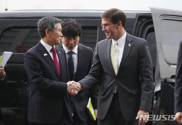 ▲ 15일 오전 9시 무렵 국방부 청사로 들어서는 마크 에스퍼 미국 국방장관과 그를 맞이하는 정경두 국방장관. ⓒ뉴시스. 무단전재 및 재배포 금지.