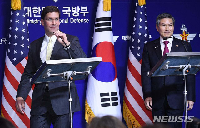 ▲ 한미안보협의회를 마친 뒤 기자회견장에 들어서는 마크 에스퍼 미국 국방장관과 정경두 국방장관. ⓒ뉴시스. 무단전재 및 재배포 금지.