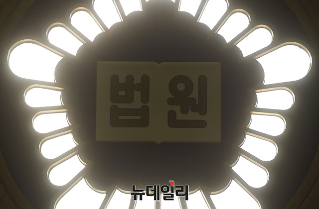 ▲ 서울고등법원 행정10부(재판장 한창훈)는 15일 유승준씨가 주로스엔젤레스(LA) 총영사관을 상대로 낸 사증(비자) 발급 거부 처분 취소 소송 파기환송심 선고공판에서 유씨의 비자 발급을 거부한 처분이 취소돼야 한다고 판결했다.  ⓒ정상윤 기자