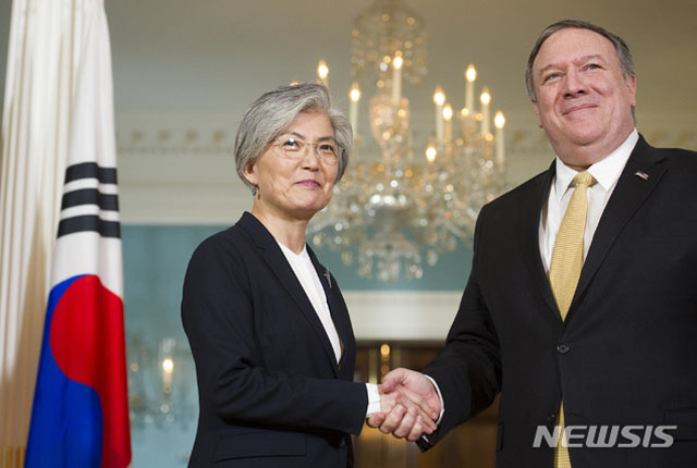 ▲ 악수하는 강경화 외교장관과 마이크 폼페이오 미국 국무장관. ⓒ뉴시스. 무단전재 및 재배포 금지.