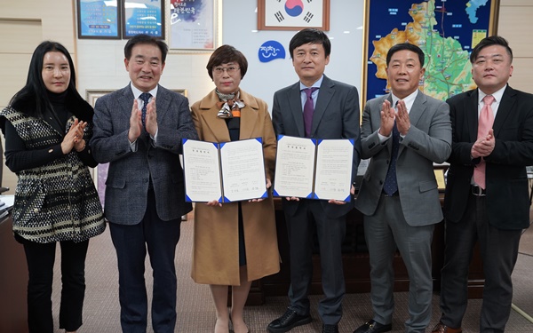 ▲ 진천군은 15일 진천군청 소회의실에서 ㈜에코에너젠 및 ㈜삼미건설과 각각 170억 원, 570억 원 규모의 투자협약을 체결했다.ⓒ진천군