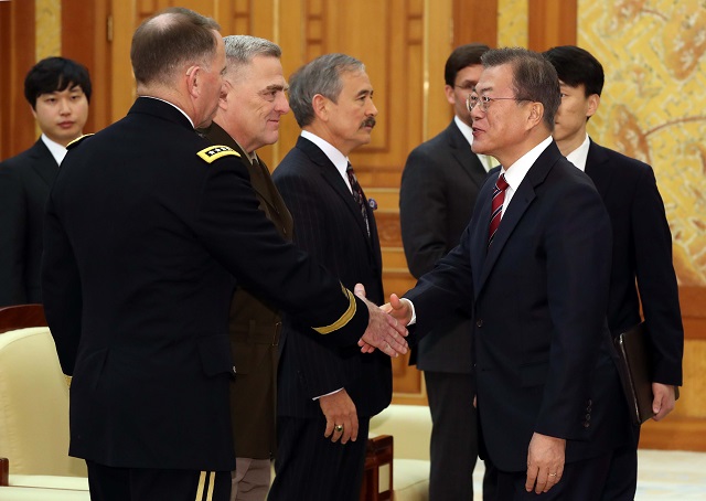 ▲ 문재인 대통령이 15일 오후 청와대 본관 접견실에서 미국 측 관계자들과 인사하고 있다. ⓒ뉴시스