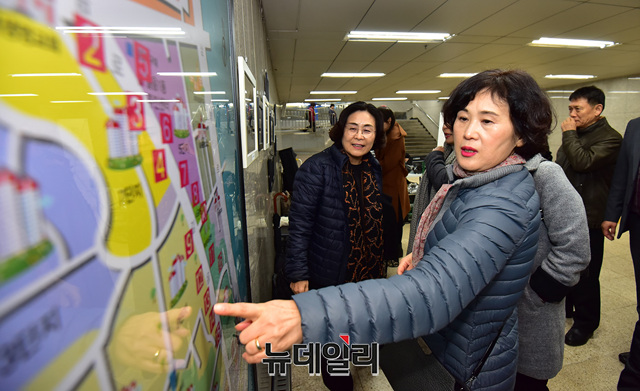 ▲ 사진전 살펴보는 시민들.