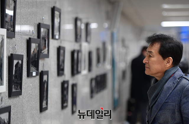 ▲ 사진전 관람하는 시민.