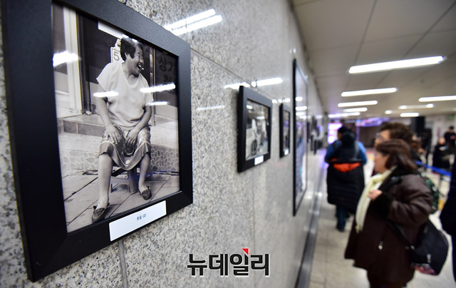 ▲ 사진전 관람하는 시민들.