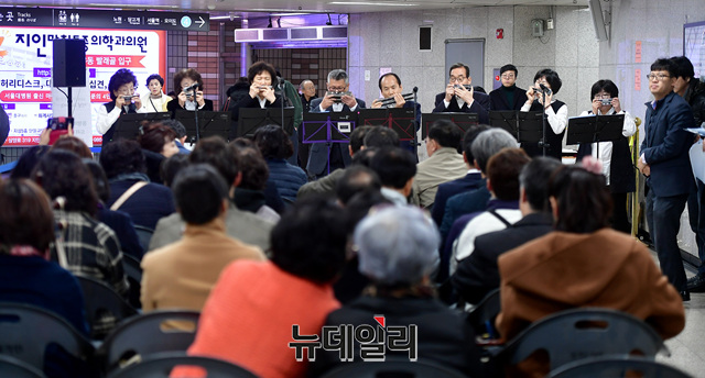 ▲ 하모니카 축하공연.