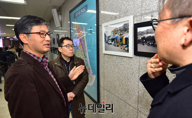 ▲ 사진전 관람하는 권경우 성북문화재단 부장.