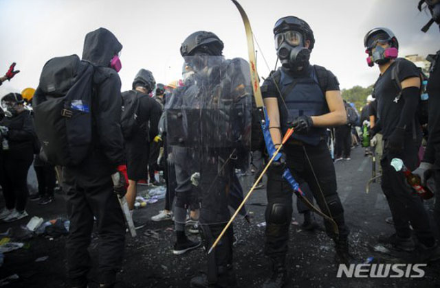 ▲ 지난 13일 중문대에서 경찰과의 일전을 준비하는 시위대. ⓒ뉴시스 AP. 무단전재 및 재배포 금지.