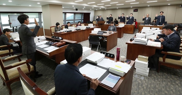 ▲ 충남도의회 행정자치위원회의 충남도립대학에 대한 행정사무감사에 앞서 피감기관 간부들의 선서를 하고 있다.ⓒ충남도의회