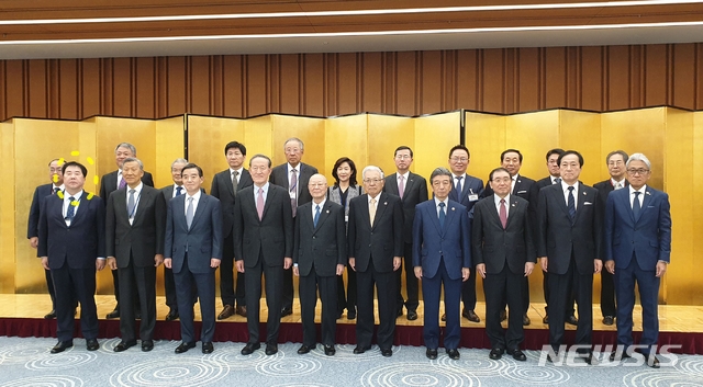 ▲ 지난 15일 일본 도쿄 경단련회관에서 열린 제28회 한일재계회의 기념사진. 앞열 맨 왼쪽(노란선)이 우오현 SM그룹 회장이다.ⓒ뉴시스