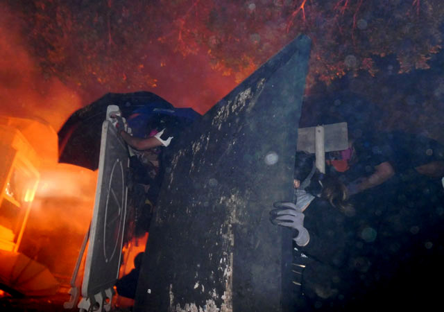 ▲ 학교 앞 육교에서 경찰과 공방전을 벌이는 중문대 학생들ⓒ허동혁