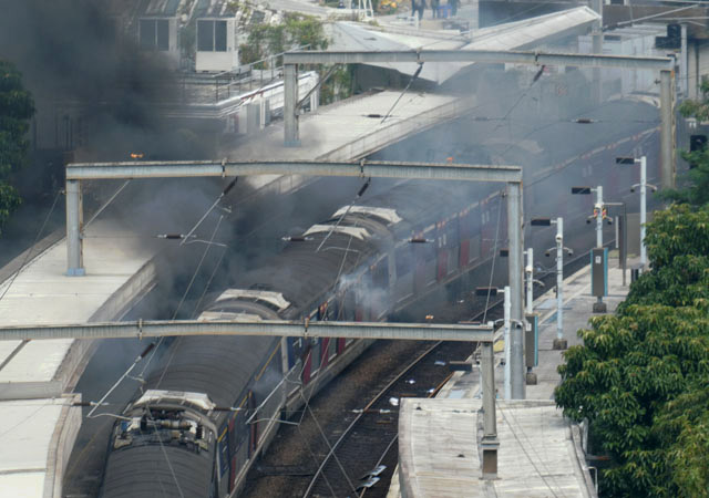 ▲ 홍콩중문대 앞 유니버시티 전철역 (大學站)에서 불타는 전철차량ⓒ허동혁