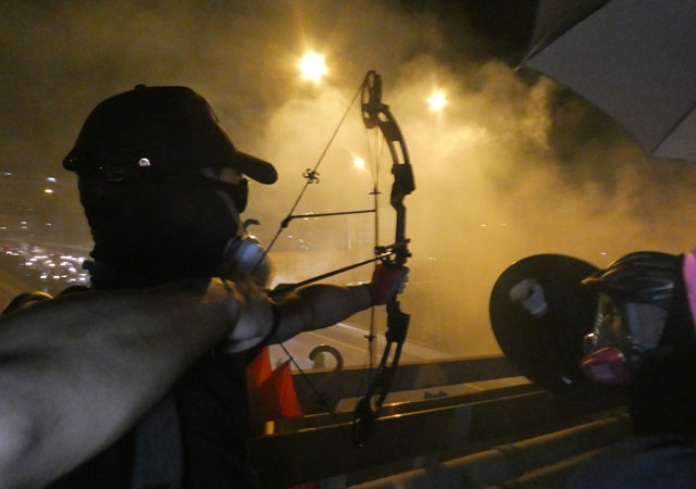 ▲ 학교 앞 육교에서 대치중인 경찰에게 활을 쏘는 시위대ⓒ허동혁