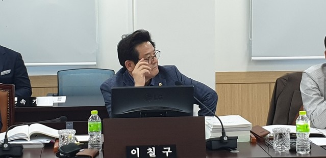 ▲ 경북도의회 이칠구 의원이 지난 14일 행정사무감사에서 구미에 설립 예정된 (가칭)경북과학산업기획평가원 추진 문제점을 지적하며 전면적 재추진을 촉구했다.ⓒ경북도의회
